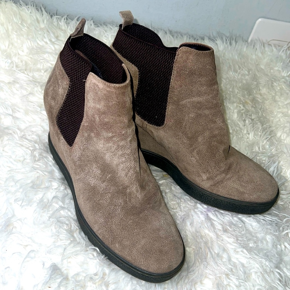 Aquatalia wedge booties size 10